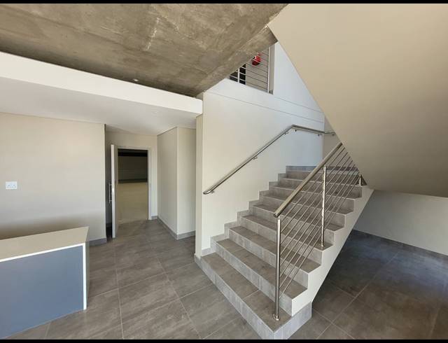 395M² WAREHOUSE TO LET IN STIKLAND INDUSTRIAL